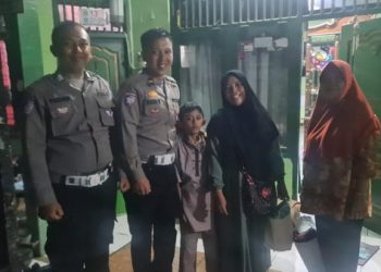 Aksi Mulia Polisi Bantu Ibu-Anak yang Kehabisan Tiket Bus Mudik