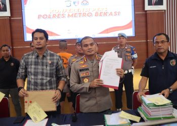 Kapolres Metro Bekasi Pimpin Konferensi Pers Ungkap Kasus Penggelapan Dana Sekolah