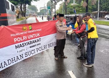 Polres Metro Jakarta Pusat Bagikan 100 Paket Takjil, Warga Apresiasi Kepedulian Polisi