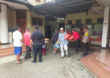 Sinergitas TNI – Polri Polsek Bekasi Barat Giat Pengamanan Tebus Sembako Murah Di Gereja Kristen Jawa