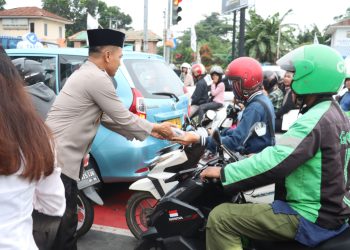 Kapolres Metro Depok Bersama Sahabat Polisi dan IMI Kota Depok Bagikan 2000 Takjil di Persimpangan Lampu Merah Juanda
