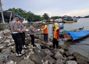 SiPropam Polres Kepulauan Seribu Bagikan Takjil Gratis kepada Nelayan, Wujud Polisi yang Humanis di Bulan Ramadhan