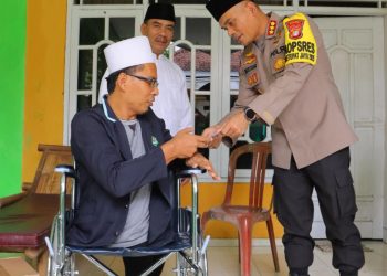 Kapolres Metro Bekasi Gelar Bakti Kesehatan, Berikan Kursi Roda, Santunan, dan Sembako untuk Warga Penyandang Disabilitas