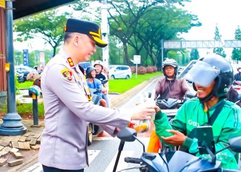 Polres Tangerang Selatan Bagikan Takjil Gratis di TL. Epicon, Pagedangan