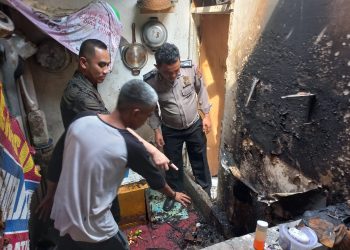 Polsek Ciputat Timur Lakukan Pengecekan dan Pengamanan TKP Kebakaran di Jl. H. Kabun