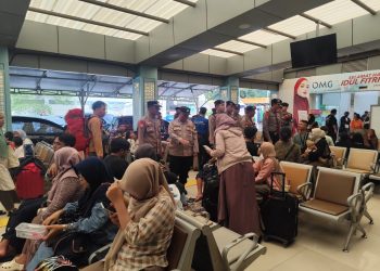 Polisi Gelar Patroli Jalan Kaki di Stasiun Senen, Antisipasi Gangguan Kamtibmas dan Aksi Kriminal