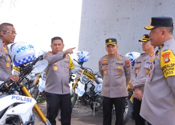 Kapolres Metro Bekasi Dampingi Kapolda dan Wakapolda Metro Jaya Tinjau Arus Balik di Pospam KM 25B Tol Jakarta-Cikampek