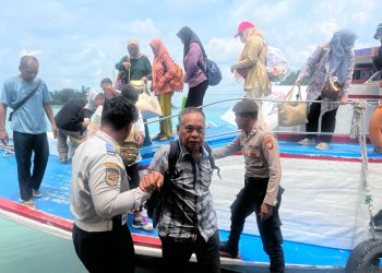 Polsek Kepulauan Seribu Utara Bersama Dishub dan Satpol PP Bantu Penumpang di Dermaga Pulau Kelapa