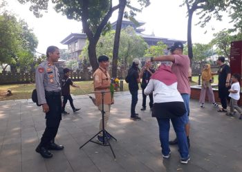 Akhir Pekan di TMII, Ribuan Pengunjung Nikmati Wahana dan Suasana Cerah