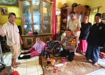 Lewat Door to Door System, Polsek Kelapa Dua Beri Bantuan dan Pesan Kamtibmas kepada Warga