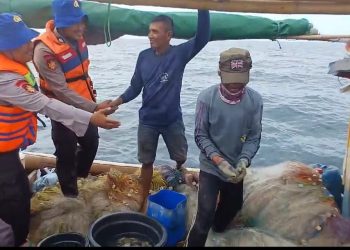 Polisi Baik, Satpolairud Polres Kepulauan Seribu Patroli Laut Antisipasi Kejahatan dan Himbau Keselamatan Nelayan