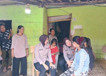 Polwan Polres Metro Bekasi Laksanakan Trauma Healing bagi Anak Korban Kekerasan Seksual di Kedung Jaya, Babelan