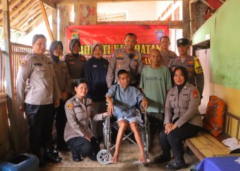 Polres Metro Bekasi Serahkan Bantuan Kursi Roda dalam Kegiatan Bakti Kesehatan di Cikarang Pusat