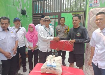 Bhabinkamtibmas Pondok Jagung Timur Dampingi Penyaluran Bansos untuk Korban Rumah Roboh