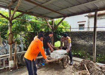 Bhabinkamtibmas Buaran Kerja Bakti Bangun Saluran Air Bersama Warga Kp. Setu