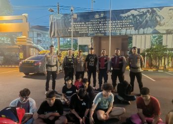 Polsek Kramat Jati Tangkap 10 Pelaku Tawuran di Dewi Sartika, 8 Celurit Disita