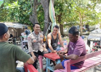 Polisi Baik! Bhabinkamtibmas Pulau Pari Sampaikan Bahaya Judi Online Saat Sambang Warga