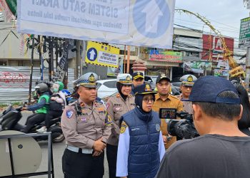 Uji Coba Sistem Satu Arah, Polsek Ciputat Timur Laksanakan Gatur Lalin di Simpang Perintis