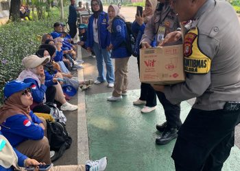 Polisi Bagikan 500 Duz Air Mineral Dan Permen Untuk Massa Buruh Di DPR
