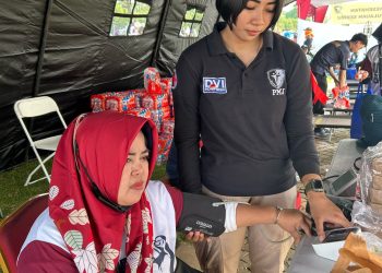 Polisi Bagikan Air dan Layanan Kesehatan di May Day, Kapolres: Ini Bentuk Pelayanan Kami