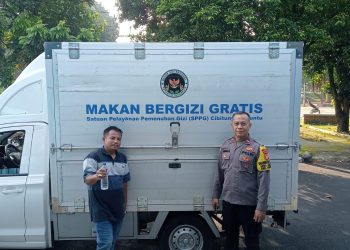 Bhabinkamtibmas Desa Cibuntu Dampingi Pendistribusian Makanan Bergizi Gratis kepada Ribuan Pelajar