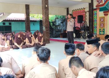 Polsek Bojongsari Laksanakan Edukasi Program Police Goes to School di SMP IT Darul Hikam
