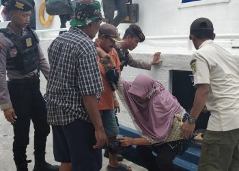 Polisi Humanis Polsek Kepulauan Seribu Utara Bantu Penumpang di Dermaga, Ciptakan Rasa Aman dan Nyaman