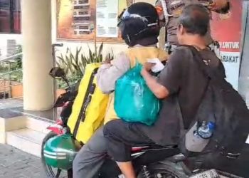 Anggota Polres Pelabuhan Tg Priok Bantu Kakek Yang Kehabisan Ongkos Pulang Ke Serang