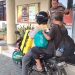 Anggota Polres Pelabuhan Tg Priok Bantu Kakek Yang Kehabisan Ongkos Pulang Ke Serang