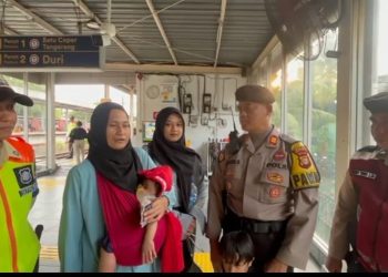 Tersesat di Jakarta, Ibu dan Tiga Anak Dibantu Polisi Menuju Stasiun Grogol