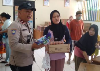 Bhabinkamtibmas Duri Pulo Kawal Distribusi Sembako Program Tebus Murah KJP di RPTRA Melati