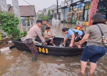 Siaga TNI-Polri – Mengevaluasi Warga Korban Banjir Pondok Gede