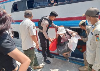 Polisi Baik Polsek Kepulauan Seribu Utara Bantu Penumpang di Dermaga, Wujudkan Wisata Aman dan Nyaman