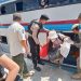 Polisi Baik Polsek Kepulauan Seribu Utara Bantu Penumpang di Dermaga, Wujudkan Wisata Aman dan Nyaman