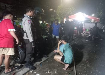 Bhabinkamtibmas Bersama Babinsa Bubarkan Tawuran Remaja di Pinangsia, Sejumlah Pelaku Diamankan