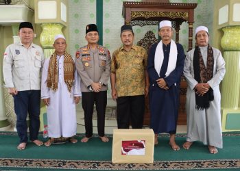 Polrestro Bekasi Peduli Tempat Ibadah, Kapolres Serahkan Al-Qur’an ke Masjid Daarul Iman Attauhid Cikarang Utara