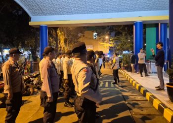 Polisi Amankan Pembongkaran Posko Ormas BPPKB Banten di Pasar Induk Kramat Jati