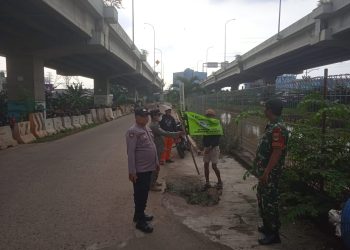 Tertibkan Atribut Ormas, Polisi Bersama Warga Lakukan Pembersihan Mandiri di Kecamatan Makasar