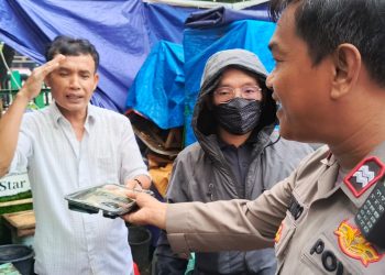 Jumat Berkah, Polsek Kemayoran Bagikan 100 Nasi Kotak untuk Warga di Depan Pengadilan Negeri Jakpus