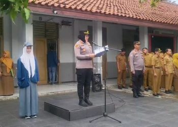 Police Goes To School, Kapolsek Kedungwaringin Jadi Pembina Upacara Dan Sampaikan Pesan Anti Kenakalan Remaja Di Sman 1 Kedungwaringin