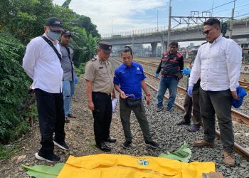Polisi Cek TKP Pria Tewas Tertabrak Kereta di Penggilingan, Diduga Akibat Lalai Bermain Ponsel