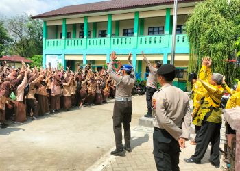 Polsek Kedungwaringin Berikan Penyuluhan Akhir PSAJ di SMPN 01 Kedungwaringin