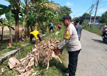 Semangat Gotong Royong, Bhabinkamtibmas Sukakarya Bersama Warga Gelar Kerja Bakti