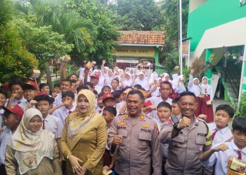 Bhabinkamtibmas Polsek Beji mengunjungi SDN 2 Beji dalam Rangka ‘Police Goes To School’