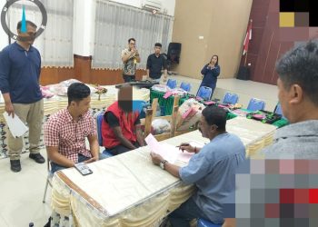 Satgas Ops Damai Cartenz serahkan tersangka Yuni Enumbi dan Barang Bukti Ratusan Amunisi ke Kejari Jayapura