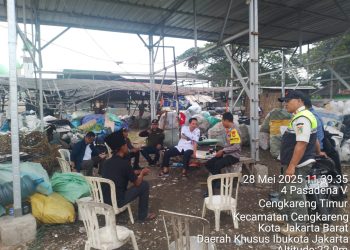 Tindaklanjuti Aduan Warga, Bhabinkamtibmas dan Tiga Pilar Tertibkan Pembakaran Sampah di CengkarengJakarta Barat
