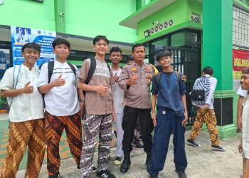 Bhabinkamtibmas Kemanggisan Pantau Bubaran Pelajar, Cegah Tawuran dan Nongkrong di Jalan