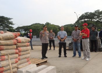 Sambut Hari Bhayangkara Ke-79, Polres Metro Bekasi Salurkan 100 Sak Semen Di Gereja Katolik Paroki Ibu Teresa