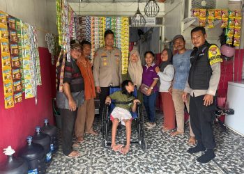 Polsek Cikarang Barat Berikan Bantuan Kursi Roda dan Sembako kepada Anak Disabilitas di Desa Kertamukti