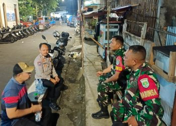 Patroli Tengah Malam Gegerkan Warga! Polisi dan TNI Cek Keamanan Lingkungan!